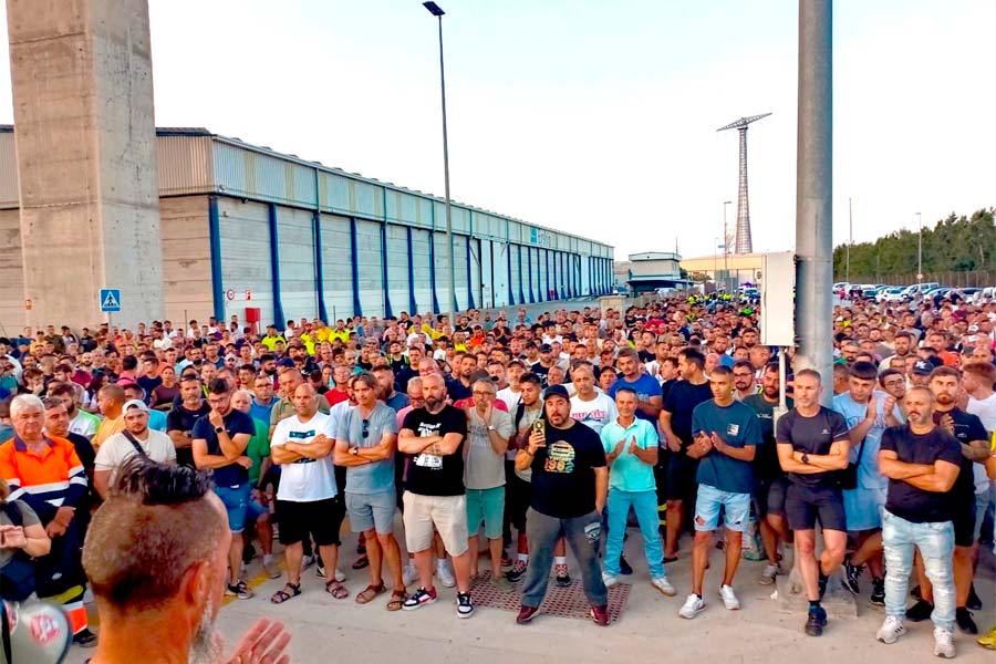 Cadizko metalgintzako grebak historia egin du! 1.500 langilek esku hutsez bozka emanda borrokarenkin jarraitzea erabaki dute