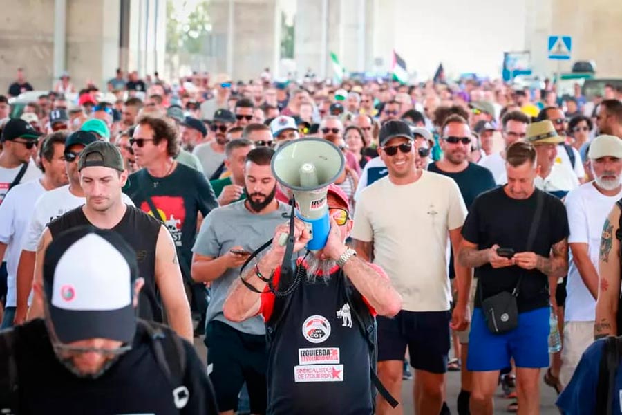 Puerto Realeko manifestaldi jendetsuaren ondoren, gaur metalgintzako grebaren bederatzigarren eguna da. Zelako grin erraldoia!