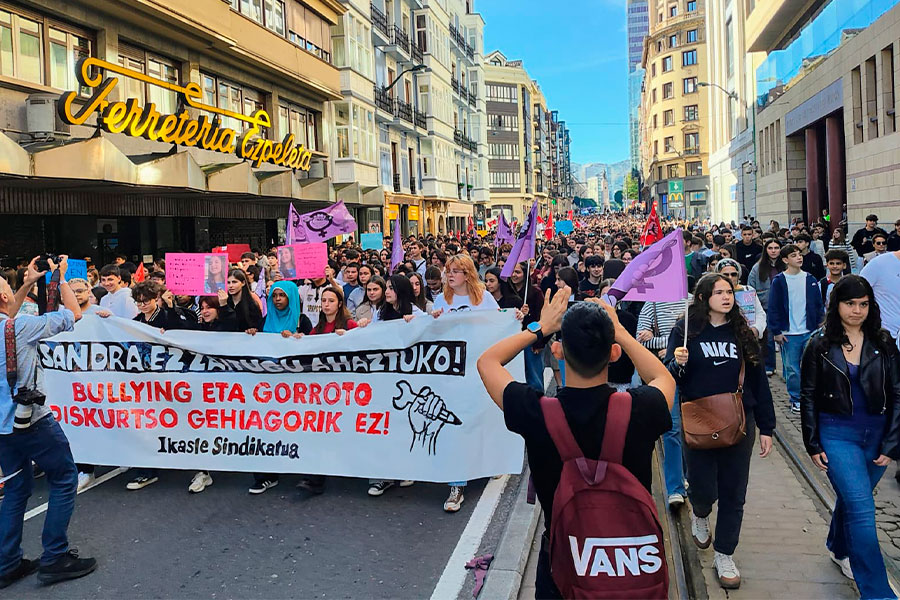 Historia egin dugu. Sandra Peñaren aldeko aldarria kaleetan, bullyingaren eta gorroto diskurtsoen aurka