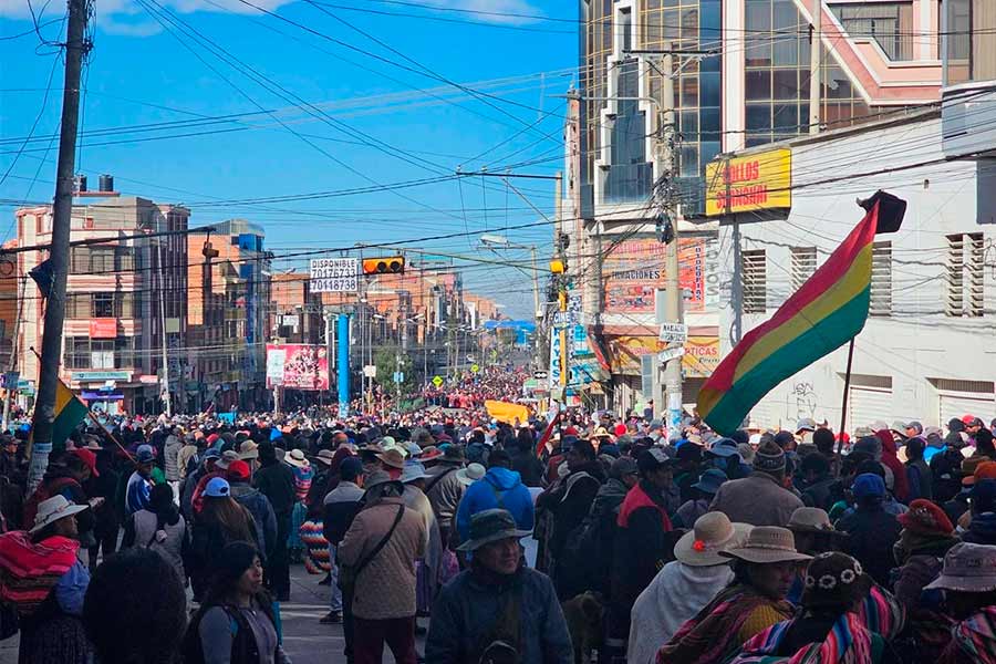 Krisi iraultzaileak astindu du Bolivia